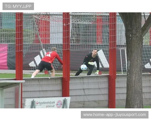 拜仁门将体能课：诺伊尔进行高强度拉伸与反应训练