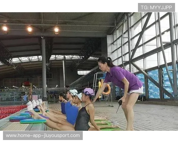 花样游泳队成套动作衔接顺畅，整体表现更具连贯性